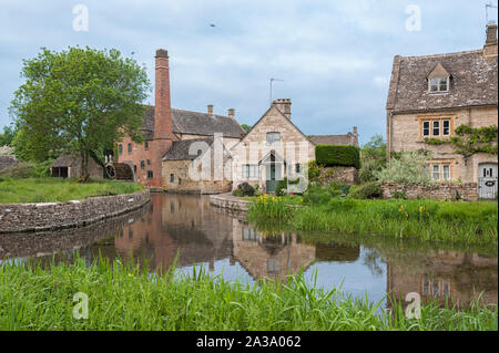 L'ancien moulin le long de la rivière Eye, dans le magnifique village de Lower Slaughter, Cotswolds, Gloucestershire, Angleterre, Royaume-Uni, Banque D'Images