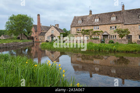 L'ancien moulin le long de la rivière Eye, dans le magnifique village de Lower Slaughter, Cotswolds, Gloucestershire, Angleterre, Royaume-Uni, Banque D'Images