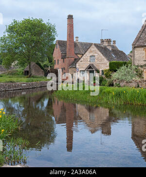 L'ancien moulin le long de la rivière Eye, dans le magnifique village de Lower Slaughter, Cotswolds, Gloucestershire, Angleterre, Royaume-Uni, Banque D'Images