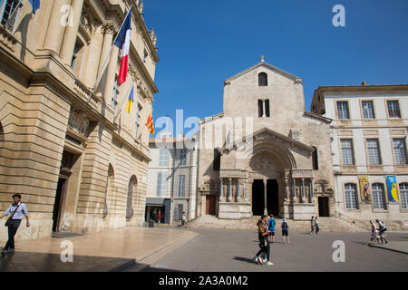 Arles, France. 29 août, 2019. L'hôtel de ville (l) et la 12e-15e siècle Cathédrale de Saint Trophime (Cathédrale Saint-Trophime), un important exampl Banque D'Images