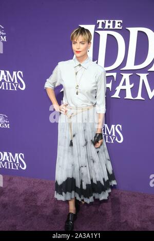 Los Angeles, Californie, USA. 06 Oct, 2019. Charlize Theron arrive à la première de 'la MGM La Famille Addams' à l'AMC Westfield Century City sur Octobre 06, 2019 à Los Angeles, Californie Crédit : Faye Sadou/media/Alamy Punch Live News Banque D'Images