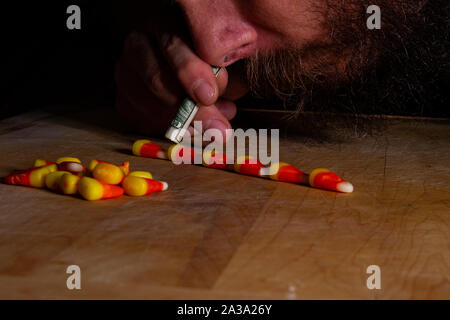 L'inhalation de l'homme maïs bonbons pendant le temps d'halloween Banque D'Images