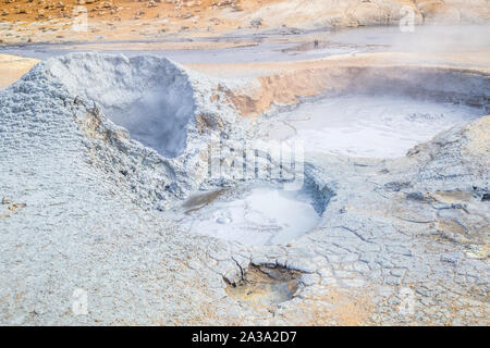 Pots à boue bouillante Hverir en région géothermique Myvatn, l'Islande Banque D'Images