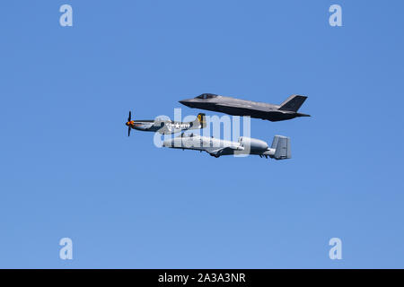 P-51 Mustang Wee Willy II, A-10 Warthog, et le F-35 Lightning II vol en formation au grand meeting aérien du Pacifique Huntington Beach Californie USA. Banque D'Images