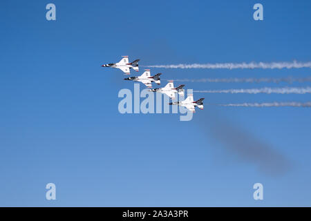 U.S. Air Force Thunderbirds de l'Escadron de démonstration aérienne "exécution" au grand meeting aérien du Pacifique Huntington Beach Californie USA le plus grand show aérien. Banque D'Images