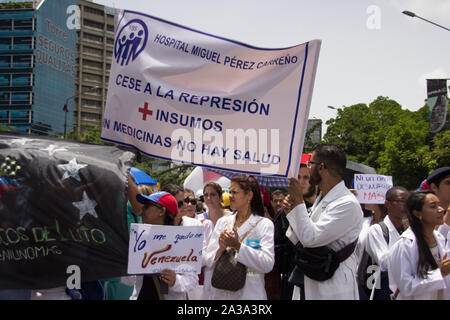 Vénézueliens protester contre les pénuries de médicaments et soins de santé crise au Venezuela Banque D'Images