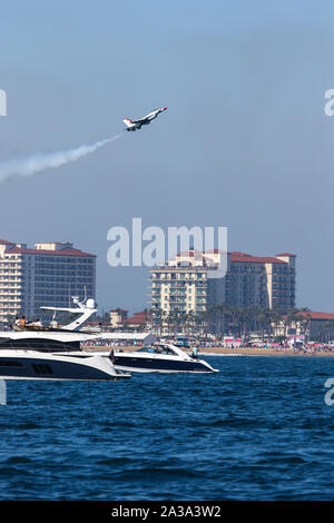 U.S. Air Force Thunderbirds de l'Escadron de démonstration aérienne "exécution" au grand meeting aérien du Pacifique Huntington Beach Californie USA le plus grand show aérien. Banque D'Images