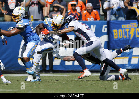 Los Angeles, Californie, USA. 6 octobre, 2019. Los Angeles Chargers Melvin running back Gordon (25) exécute pour tenter d'échapper à un plaquage par Denver Broncos lors d'un match de football américain NFL Chargers entre Los Angeles et Denver Broncos, dimanche, Octobre 6, 2019, dans la région de Carson, Californie Crédit : Ringo Chiu/ZUMA/Alamy Fil Live News Banque D'Images