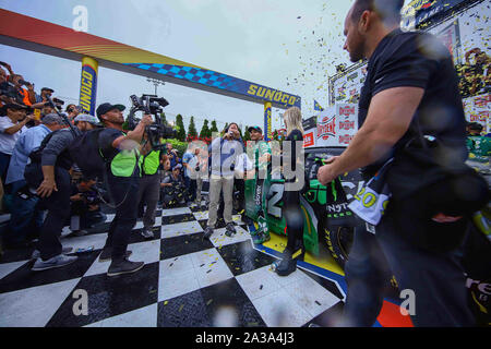 Dover, DE, USA. 6 octobre, 2019. KYLE LARSON (42) de Chip Ganassi Racing remporte le 400 monster energy cup series NASCAR Race séries Dimanche, Octobre 06, 2019, au circuit automobile international de Dover à Douvres, de Credit : Saquan Stimpson/ZUMA/Alamy Fil Live News Banque D'Images