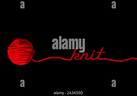 Pelote de laine rouge isolé sur tricot noir avec chaîne de texte Banque D'Images