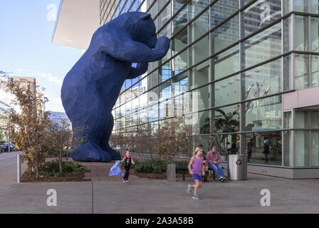 L'argent du sculpteur je vois ce que vous voulez dire, big blue bear pairs dans le Colorado Convention Center à Denver Banque D'Images
