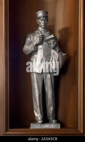 Contemporain Sculpture Postman, par Attilio Piccirilli au William Jefferson Clinton Federal Building, Washington, D.C. Banque D'Images