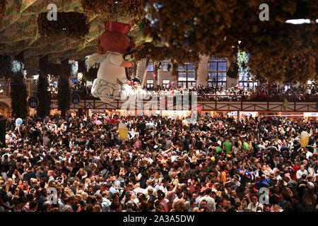 Munich, Allemagne. 06 Oct, 2019. Vous pourrez célébrer dans la Hofbräu tente. L'Oktoberfest se termine aujourd'hui. Crédit : Felix Hörhager/dpa/Alamy Live News Banque D'Images
