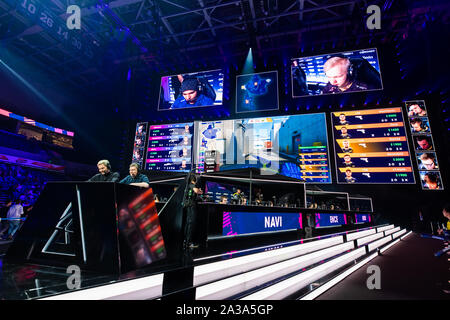 Moscou, Russie - 14 septembre 2019 : Loisirs : Counter-Strike Global Offensive événement. Commentateurs ou roulettes à leur place et grand écran de jeu avec Banque D'Images