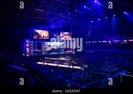 Moscou, Russie - 14 septembre 2019 : Loisirs : Counter-Strike Global Offensive événement. Grande scène principale illuminée d'un tournoi de jeux d'ordinateur Banque D'Images