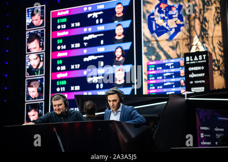 Moscou, Russie - 14 septembre 2019 : Loisirs : Counter-Strike Global Offensive événement. Commentateurs ou roulettes à leur place et grand écran de jeu avec Banque D'Images