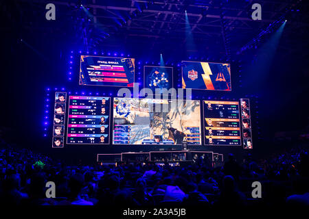 Moscou, Russie - 14 septembre 2019 : Loisirs : Counter-Strike Global Offensive événement. Grande scène principale illuminée d'un tournoi de jeux d'ordinateur Banque D'Images