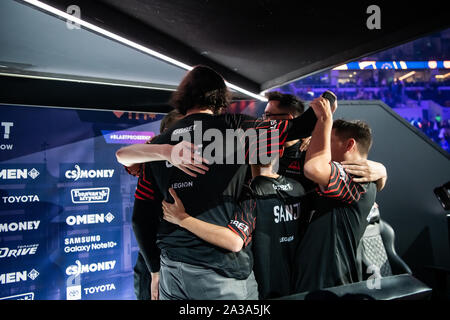 Moscou, Russie - 14 septembre 2019 : Loisirs : Counter-Strike Global Offensive événement. Le gagnant de l'équipe tournoi Avangar sur une scène avec une tasse Banque D'Images