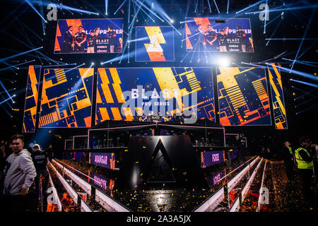 Moscou, Russie - 14 septembre 2019 : Loisirs : Counter-Strike Global Offensive événement. Le gagnant de l'équipe tournoi Avangar sur une scène avec une tasse Banque D'Images