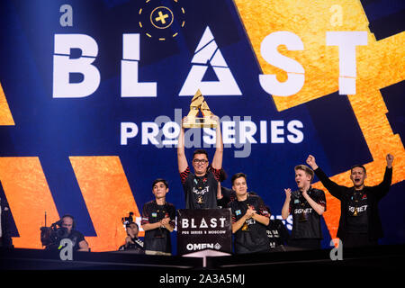 Moscou, Russie - 14 septembre 2019 : Loisirs : Counter-Strike Global Offensive événement. Le gagnant de l'équipe tournoi Avangar sur une scène avec une tasse Banque D'Images