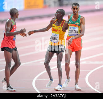 Joshua Cheptegei (Ouganda, médaille d'or) Yomif Kejelcha, éthiopienne, (médaille d'argent), Rhonex Kipruto (Kenya, médaille de bronze). 10000 mètres hommes finale. Championnats du monde d'athlétisme de l'IAAF, Doha 2019 Banque D'Images