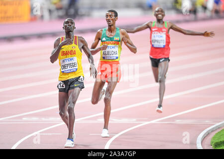 Joshua Cheptegei (Ouganda, médaille d'or) Yomif Kejelcha, éthiopienne, (médaille d'argent), Rhonex Kipruto (Kenya, médaille de bronze). 10000 mètres hommes finale. Championnats du monde d'athlétisme de l'IAAF, Doha 2019 Banque D'Images