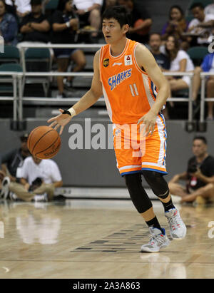 Honolulu, Hawaii. 6 octobre 2019 - Shanghai Shi garde Requins Yuchen # 11 lors d'un match pré-saison entre les Los Angeles Clippers et le Shanghai Sharks au shérif Stan Center sur le campus de l'Université de Hawaï à Manoa à Honolulu, HI - Michael Sullivan/CSM. Banque D'Images