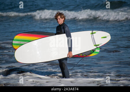 Les gens sur les plages de surf en dehors de Bolinas, CA. Banque D'Images