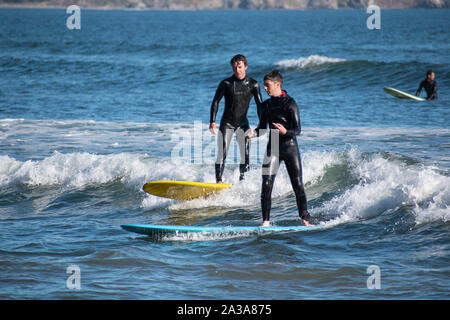 Les gens sur les plages de surf en dehors de Bolinas, CA. Banque D'Images