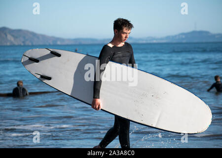 Les gens sur les plages de surf en dehors de Bolinas, CA. Banque D'Images