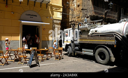 Camion de livraison d'huile en essayant d'ajuster dans l'étroite rue du Corso Vittorio Emanuele à Palerme, Sicile, Italie. Banque D'Images
