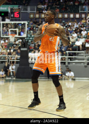 Honolulu, Hawaii. 6 octobre 2019 - Shanghai Sharks guard James Nunnally # 21 lors d'un match pré-saison entre les Los Angeles Clippers et le Shanghai Sharks au shérif Stan Center sur le campus de l'Université de Hawaï à Manoa à Honolulu, HI - Michael Sullivan/CSM. Banque D'Images