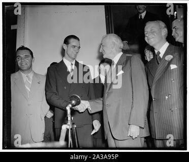 Sec. d'État accueille le Howard Hughes. Washington, D.C., le 21 juillet. Secrétaire d'État américain Cordell Hull, félicite Howard Hughes sur son vol autour du monde, photographié à l'Etat Dept. aujourd'hui, 7/21/38 Banque D'Images