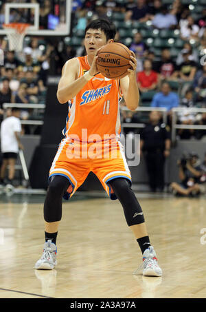 Honolulu, Hawaii. 6 octobre 2019 - Shanghai Shi garde Requins Yuchen # 11 lors d'un match pré-saison entre les Los Angeles Clippers et le Shanghai Sharks au shérif Stan Center sur le campus de l'Université de Hawaï à Manoa à Honolulu, HI - Michael Sullivan/CSM. Banque D'Images