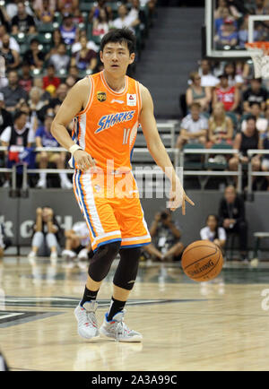 Honolulu, Hawaii. 6 octobre 2019 - Shanghai Shi garde Requins Yuchen # 11 lors d'un match pré-saison entre les Los Angeles Clippers et le Shanghai Sharks au shérif Stan Center sur le campus de l'Université de Hawaï à Manoa à Honolulu, HI - Michael Sullivan/CSM. Banque D'Images