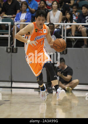 Honolulu, Hawaii. 6 octobre 2019 - Shanghai Shi garde Requins Yuchen # 11 lors d'un match pré-saison entre les Los Angeles Clippers et le Shanghai Sharks au shérif Stan Center sur le campus de l'Université de Hawaï à Manoa à Honolulu, HI - Michael Sullivan/CSM. Banque D'Images