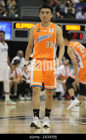 Honolulu, Hawaii. 6 octobre 2019 - Shanghai Sharks guard Luo Hanchen # 33 lors d'un match pré-saison entre les Los Angeles Clippers et le Shanghai Sharks au shérif Stan Center sur le campus de l'Université de Hawaï à Manoa à Honolulu, HI - Michael Sullivan/CSM. Banque D'Images