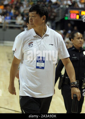 Honolulu, Hawaii. 6 octobre 2019 - L'entraîneur-chef des requins Shanghai Li Qiuping lors d'un match pré-saison entre les Los Angeles Clippers et le Shanghai Sharks au shérif Stan Center sur le campus de l'Université de Hawaï à Manoa à Honolulu, HI - Michael Sullivan/CSM. Banque D'Images