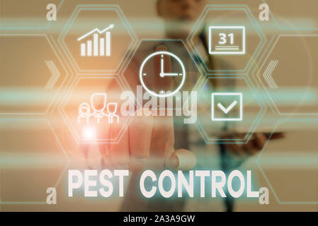 La main conceptuel montrant la lutte contre les ravageurs. Analysisagement signification du concept d'une espèce qui a un impact négatif sur les femme huanalysis p Combinaison de travail d'usure Banque D'Images
