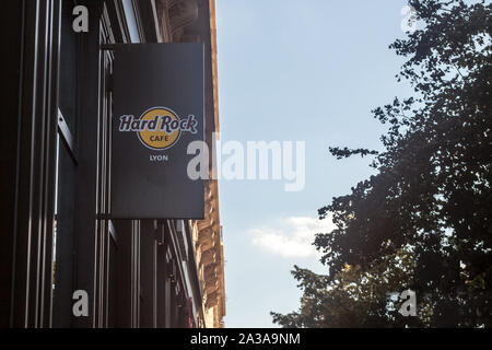 LYON, FRANCE - 13 juillet 2019 : Hard Rock Cafe logo sur leur restaurant à Lyon. Hard Rock Cafe est une chaîne de restaurants à thème musique américaine propagation wo Banque D'Images