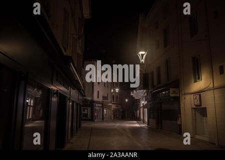 BOURGOIN-JALLIEU, FRANCE - 15 juillet 2019 : Rue de la Liberte, un dark & vide rue piétonne avec l'architecture traditionnelle des bâtiments français dans une pers Banque D'Images