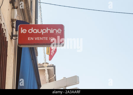 À BOURGOI JALLIEU, FRANCE - 16 juillet 2019 : Dauphiné Libéré logo en face de l'un de leurs revendeurs. Dauphiné Libéré est un journal local news et événements Banque D'Images