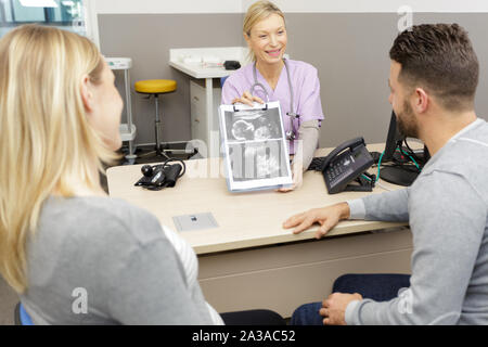 Médecin expliquer résultat à l'échographie à l'hôpital couple Banque D'Images