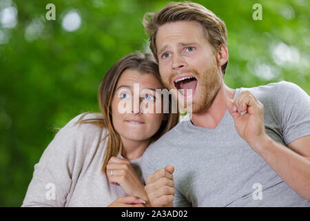 Couple effrayé à la campagne Banque D'Images