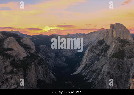 Avis de Tenaya Canyon et Demi Dôme de Glacier Point, Yosemite National Park, Californie Banque D'Images