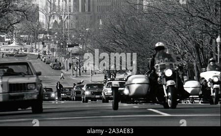 Washington DC., USA, 2 février 1984 Défilé avec le président Ronald Reagan sur le chemin de la Russell Sénat Immeuble de bureaux pour le dîner du congrès républicain Banque D'Images