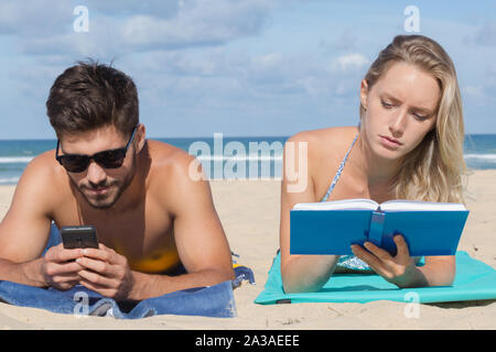 Un couple se détend sur la plage Banque D'Images