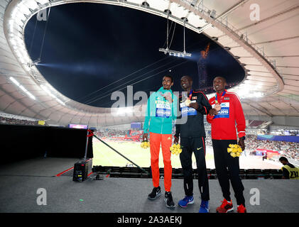 Doha, Qatar. 6 octobre, 2019. Yomif Kejelcha médaillé d'argent, de l'Éthiopie, de l'or olympique, Joshua Cheptegei de l'Ouganda, et de bronze, Rhonex Kipruto du Kenya (de G à D), posent pour des photos pendant la cérémonie de 10000m hommes au Championnats du monde d'athlétisme de l'IAAF de 2019 à Doha, Qatar, le 6 octobre 2019. Credit : Wang Lili/Xinhua/Alamy Live News Banque D'Images