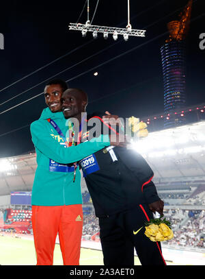 Doha, Qatar. 6 octobre, 2019. Yomif Kejelcha, médaillé d'argent (L) de l'Éthiopie, étreintes, médaillé d'or Josué Cheptegei de l'Ouganda, au cours de la cérémonie de 10000m hommes au Championnats du monde d'athlétisme de l'IAAF de 2019 à Doha, Qatar, le 6 octobre 2019. Credit : Wang Lili/Xinhua/Alamy Live News Banque D'Images