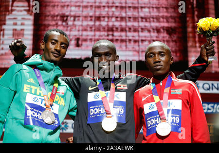 Doha, Qatar. 6 octobre, 2019. Yomif Kejelcha médaillé d'argent, de l'Éthiopie, de l'or olympique, Joshua Cheptegei de l'Ouganda, et de bronze, Rhonex Kipruto du Kenya (de L à ), prendre des photos pendant la cérémonie de 10000m hommes au Championnats du monde d'athlétisme de l'IAAF de 2019 à Doha, Qatar, le 6 octobre 2019. Credit : Wang Lili/Xinhua/Alamy Live News Banque D'Images